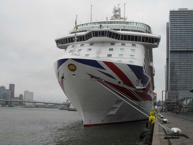 Cruiseschip ms Britannia van P&O aan de Cruise Terminal Rotterdam